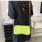 Cadence Handtasche aus veganem Leder mit gewellter Klappe